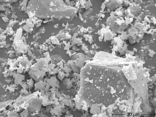 Sand- und Staub-Test an Abdeckgläsern: REM-Inspektion von Staubpartikeln