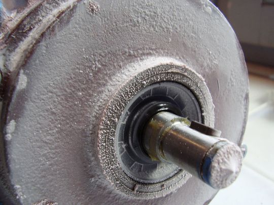 Sand und Staub-Test: Hier an Stellmotoren für Solarmodule zur Bewertung der Wirksamkeit von Dichtungssystemen