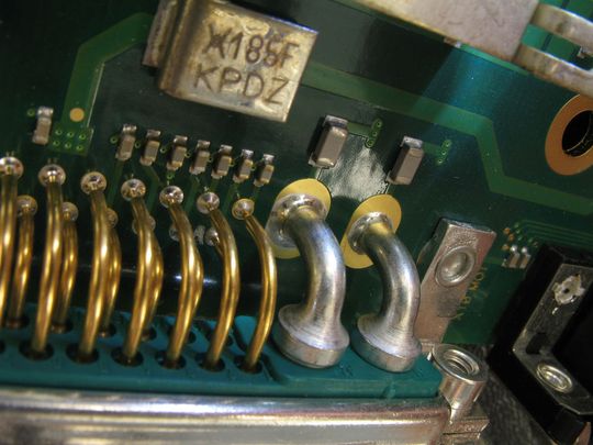 Bewertung von Baugruppen für Solarwechselrichter: Optische Inspektion vor dem Test auf Lötmängel (Lotdurchstieg an Steckverbindern), Spuren eines Rework