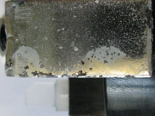 Bewertung von Haltelaschen für Sensoren: Korrosion der Oberflächenveredelung nach dem Salzsprühtest