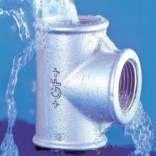 Seit 1864 fertigt Georg Fischer Fittings im österreichischen Traisen Gewindefittings aus Temperguss. Über 1000 Kunden werden mit diesen Verbindungsstücken aus duktilem Gusseisen beliefert. Seit 1864 fertigt Georg Fischer Fittings im österreichischen Traisen Gewindefittings aus Temperguss. Über 1000 Kunden werden mit diesen Verbindungsstücken aus duktilem Gusseisen beliefert.