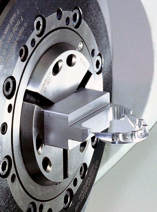 Fünf-Achs-Bearbeitung eines Zahnbrückenimplantats, das ab Stange komplett gefertigt wird. Bild: Stama Fünf-Achs-Bearbeitung eines Zahnbrückenimplantats, das ab Stange komplett gefertigt wird. Bild: Stama
