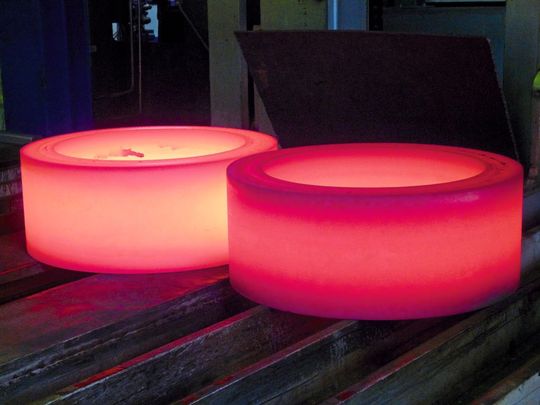 Rot glühende Ringe nach dem Warmwalzen, die als Lagerringe in Windenergieanlagen zum Einsatz kommen. (Bild: Diederichs)
