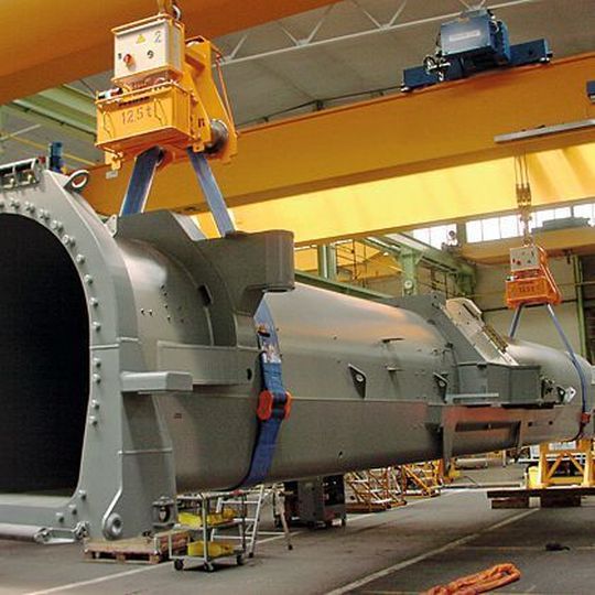 Die Wendeeinheiten von Pfeifer unter Last. Für dieses sperrige Teil wurden zwei Wendeeinheiten eingesetzt. Die Wendeeinheiten von Pfeifer unter Last. Für dieses sperrige Teil wurden zwei Wendeeinheiten eingesetzt.