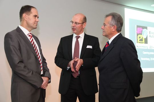 Nach 12 erfolgreichen Jahren als Vorsitzender des Ausstellerbeirats der SPS/IPC/DRIVES übergibt Wolfgang Tondasch (rechts) den Staffelstab an Dr. Peter Adolphs, Geschäftsführer der Pepperl+Fuchs GmbH (links) im Beisein von Johann Thoma, Geschäftsführer der Mesago Messemanagement GmbH (Bild: Mesago) Nach 12 erfolgreichen Jahren als Vorsitzender des Ausstellerbeirats der SPS/IPC/DRIVES übergibt Wolfgang Tondasch (rechts) den Staffelstab an Dr. Peter Adolphs, Geschäftsführer der Pepperl+Fuchs GmbH (links) im Beisein von Johann Thoma, Geschäftsführer der Mesago Messemanagement GmbH (Bild: Mesago)