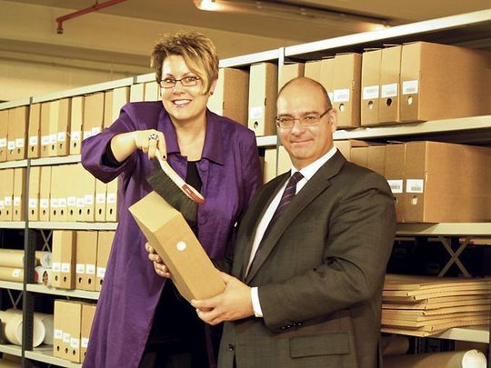 Dr. Silke Stapel (EU-Bookshop-Abteilung) und Projektkoordinator Anton Zagar beim Entstauben des Papierarchivs Dr. Silke Stapel (EU-Bookshop-Abteilung) und Projektkoordinator Anton Zagar beim Entstauben des Papierarchivs