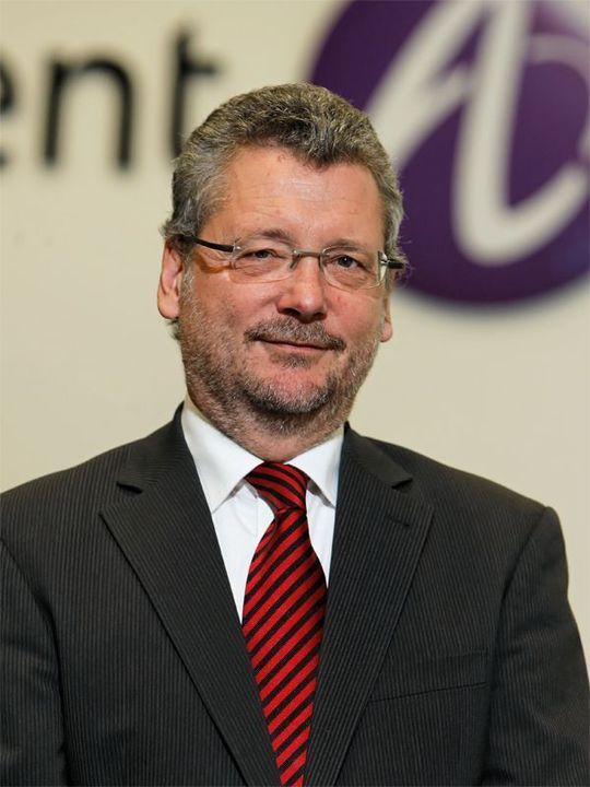 Rainer Fechner, Vorstandsmitglied von Alcatel-Lucent Deutschland und Leiter der hiesigen Bell Labs: Flache Netzstrukturen, weniger aktive komponenten eine besseres Management sparen Strom und Kosten im Netz. Bild: Hadi Stiehl Rainer Fechner, Vorstandsmitglied von Alcatel-Lucent Deutschland und Leiter der hiesigen Bell Labs: Flache Netzstrukturen, weniger aktive komponenten eine besseres Management sparen Strom und Kosten im Netz. Bild: Hadi Stiehl