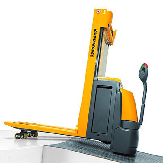 Die neuen Deichselstapler von Jungheinrich sind einem sogenannten Radarmhub ausgestattet, durch den die Stapler mehr Bodenfreiheit gewinnen. Bild: Jungheinrich Die neuen Deichselstapler von Jungheinrich sind einem sogenannten Radarmhub ausgestattet, durch den die Stapler mehr Bodenfreiheit gewinnen. Bild: Jungheinrich