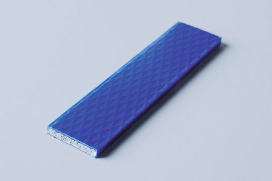 Faserverbund-Profil, ummantelt mit Polypropylen und einer eingeprägten Design-Struktur (Bild: Frederike Aiello) Faserverbund-Profil, ummantelt mit Polypropylen und einer eingeprägten Design-Struktur (Bild: Frederike Aiello)