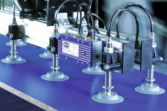 Mehrstufenejektor SEM: Mehrstufige Ejektordüse mit hohem Wirkungsgrad für poröse Werkstücke (Bild: Schmalz)