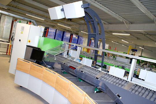 Um die Mitarbeiter in der Kommissionierung zu unterstützen, hat SSI Schäfer zwei Pick-To-Tote (PTT) Arbeitsplätze (mit jeweils sieben Slots für Kundenbehälter) am Ausgang der Karusselle installiert. (Bild: SSI Schäfer) Um die Mitarbeiter in der Kommissionierung zu unterstützen, hat SSI Schäfer zwei Pick-To-Tote (PTT) Arbeitsplätze (mit jeweils sieben Slots für Kundenbehälter) am Ausgang der Karusselle installiert. (Bild: SSI Schäfer)