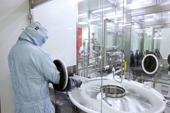 Hameln Pharma setzt in seiner neuen Sterilfabrik durchgehend auf RAB-Systeme, um Produkt und Produzent soweit wie möglich voneinander zu separieren und dadurch Kontaminationen und Verunreinigungen von vornherein zu vermeiden. (Bild: Hameln Pharma) Hameln Pharma setzt in seiner neuen Sterilfabrik durchgehend auf RAB-Systeme, um Produkt und Produzent soweit wie möglich voneinander zu separieren und dadurch Kontaminationen und Verunreinigungen von vornherein zu vermeiden. (Bild: Hameln Pharma)