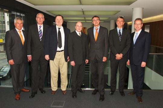 Der neue Vorstand der Qualitätsgemeinschaft Deutsche Bauchemie e.V. (v.l.): Norbert Schröter (Hauptgeschäftsführer Deutsche Bauchemie), Hans-Ferdinand Flottmeier (Pagel Spezial-Beton), Prof. Dr. Josef Felixberger (PCI Augsburg), Matthias Oly (Grace Bauprodukte), Johann Müller (Sto), Dr. Heinz Ephardt (Sika Deutschland) und Holger Graeve (MC-Bauchemie). (Bild: QDB)