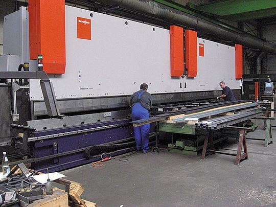 Bild 1: Tandem-Abkantpressen bestehen aus zwei separaten Gesenkbiegepressen, die so nebeneinander stehen, dass sie fluchten. (Bild: Fiessler)