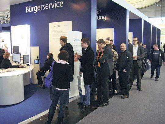 Schlangestehen für den neuen Personalausweis. Auf der CeBIT 2010 zeigte sich das große Interesse der Bürger an sicherem eGovernment Schlangestehen für den neuen Personalausweis. Auf der CeBIT 2010 zeigte sich das große Interesse der Bürger an sicherem eGovernment