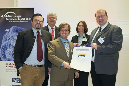 Preisverleihung (v.l.n.r.): Dr.-Ing. Marcus Schuck (Jacob Plastics GmbH), Eckhard Gatawis (Jury-Mitglied, Hoerbiger Kompressortechnik Holding GmbH) Thomas Müller (Lehrstuhl für Kunststofftechnik der Universität Erlangen-Nürnberg), Dr.-Ing. Petra Krammer (Jury-Mitglied, Adam Opel GmbH), Dr.-Ing. Leo Hoffmann (Neue Materialien Fürth GmbH). (Bild: LKT)