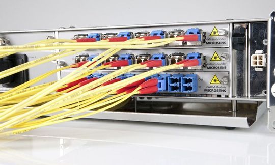 Nahaufnahme des 10-Gigabit-Übertragungssystems mit 8 CWDM-Multiplexer von Microsens Nahaufnahme des 10-Gigabit-Übertragungssystems mit 8 CWDM-Multiplexer von Microsens