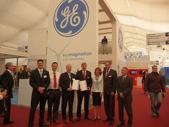Martin Rüther, Uli Suedhoff, Rainer Bröring (Geschäftsführer GE Wind Energy), Rolf Heggen (Geschäftsführer Juwi Management GmbH), Kristina Oeding Gau, Thomas Albrecht, Geschäftsführer Juwi Management GmbH, Reinhard Kurt Maaß, Abteilungsleiter Wartung & Instandhaltung (v.l.n.r.) (Bild: Juwi) Martin Rüther, Uli Suedhoff, Rainer Bröring (Geschäftsführer GE Wind Energy), Rolf Heggen (Geschäftsführer Juwi Management GmbH), Kristina Oeding Gau, Thomas Albrecht, Geschäftsführer Juwi Management GmbH, Reinhard Kurt Maaß, Abteilungsleiter Wartung & Instandhaltung (v.l.n.r.) (Bild: Juwi)