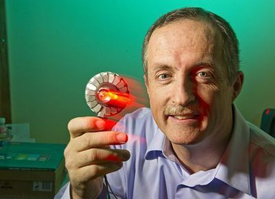 Charles Coushaine (50) möglich: Er hat den Aufbau von LED-Modulen mit Halbleiterkristall, Reflektorwanne, Ummantelung und Sockel für die unterschiedlichsten Anwendungen maßgeblich mitgestaltet. Coushaine arbeitet in Danvers, Massachusetts, USA. Auf sein Konto gehen 184 erteilte Einzelpatente Charles Coushaine (50) möglich: Er hat den Aufbau von LED-Modulen mit Halbleiterkristall, Reflektorwanne, Ummantelung und Sockel für die unterschiedlichsten Anwendungen maßgeblich mitgestaltet. Coushaine arbeitet in Danvers, Massachusetts, USA. Auf sein Konto gehen 184 erteilte Einzelpatente
