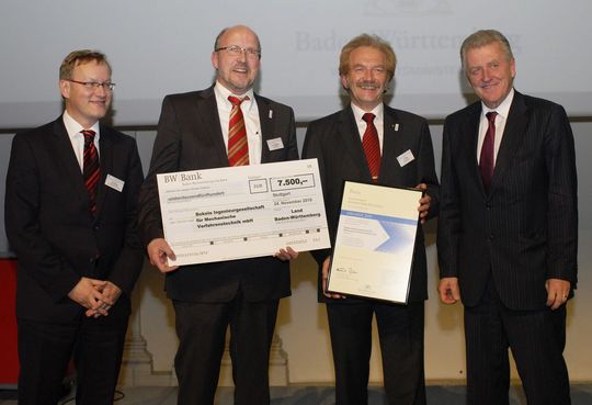 Preisverleihung am 24. November 2010 im Haus der Wirtschaft, Stuttgart (v. l.: Johannes Schmalzl, Regierungspräsident; Thomas Langeloh, Geschäftsführer Bokela; Reinhard Bott, Geschäftsführer Bokela, Ernst Pfister, Wirtschaftsminister von Baden-Württemberg) (Bild: Bokela) Preisverleihung am 24. November 2010 im Haus der Wirtschaft, Stuttgart (v. l.: Johannes Schmalzl, Regierungspräsident; Thomas Langeloh, Geschäftsführer Bokela; Reinhard Bott, Geschäftsführer Bokela, Ernst Pfister, Wirtschaftsminister von Baden-Württemberg) (Bild: Bokela)
