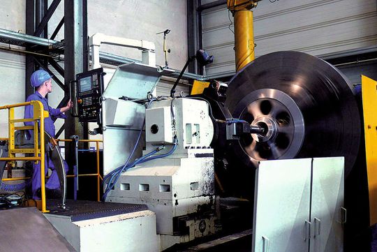 Die moderne Steuerungs- und Antriebstechnik in der Drehmaschine hat zu einer Steigerung der An- lagenproduktivität, einer verbesserten Fertigungsqualität und mehr Maschinen- und Arbeitssicherheit beigetragen. (Bild: R&D Steuerungstechnik) Die moderne Steuerungs- und Antriebstechnik in der Drehmaschine hat zu einer Steigerung der An- lagenproduktivität, einer verbesserten Fertigungsqualität und mehr Maschinen- und Arbeitssicherheit beigetragen. (Bild: R&D Steuerungstechnik)