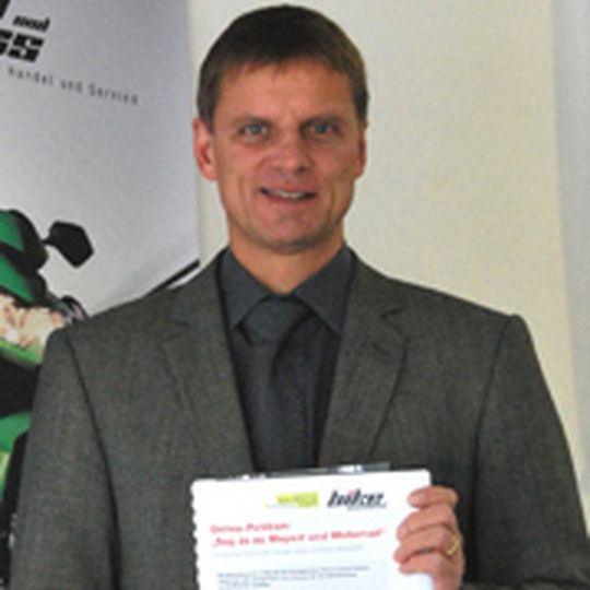»bike und business«-Chefredakteur Stephan Maderner hält das Pfund in der Hand: Ein Exemplar der Online-Petition „Sag Ja Zu Moped und Motorrad“ ging heute per Post an das Bundesverkehrsministerium. »bike und business«-Chefredakteur Stephan Maderner hält das Pfund in der Hand: Ein Exemplar der Online-Petition „Sag Ja Zu Moped und Motorrad“ ging heute per Post an das Bundesverkehrsministerium.