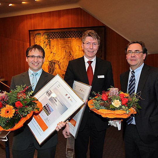 Achim Runneck, Rehau (links), und Andreas Koch, Bluhm Systeme (Mitte), erhalten von Prof. Dr. Ing. Karl-Heinz Wehking, Institut für Fördertechnik und Logistik an der Universität Stuttgart, den RFID-Mittelstandsaward 2010. Bild: Kraufmann Achim Runneck, Rehau (links), und Andreas Koch, Bluhm Systeme (Mitte), erhalten von Prof. Dr. Ing. Karl-Heinz Wehking, Institut für Fördertechnik und Logistik an der Universität Stuttgart, den RFID-Mittelstandsaward 2010. Bild: Kraufmann