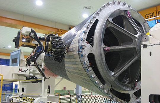 Beim Airbus A350 wird die Sektion 19 des CFK-Rumpfes als Röhre im Tapelegeverfahren gefertigt. (Bild: EADS/Airbus) Beim Airbus A350 wird die Sektion 19 des CFK-Rumpfes als Röhre im Tapelegeverfahren gefertigt. (Bild: EADS/Airbus)