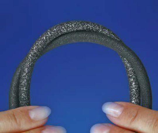 Dieser Composite-Werkstoff ist biegsam wie Gummi und elektrisch leitfähig wie Metall