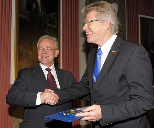 Prof. Dr. Hans-Jörg Bullinger (links), Präsident der Fraunhofer-Gesellschaft, überreichte die Dieselmedaille 2010 an Friedhelm Loh, Inhaber der Friedhelm Loh Group. (Bild: Rittal)