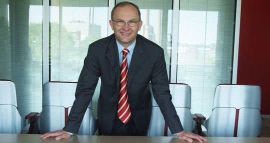 Thomas Geitner, Executive Vice President Adhesive Technologies und Mitglied des Vorstands von Henkel, legt sein Mandat aus persönlichen Gründen mit Wirkung zum 31. Dezember 2010 nieder. (Bild: Henkel) Thomas Geitner, Executive Vice President Adhesive Technologies und Mitglied des Vorstands von Henkel, legt sein Mandat aus persönlichen Gründen mit Wirkung zum 31. Dezember 2010 nieder. (Bild: Henkel)