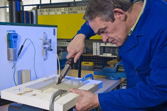 Der erste DVS-Lehrgang „Fachingenieur für Kunststoffschweißen“ an der SLV Mannheim legt neben der theoretischen Ausbildung Wert auf das Erlernen praktischer Handfertigkeiten. (Bild: SLV Mannheim)