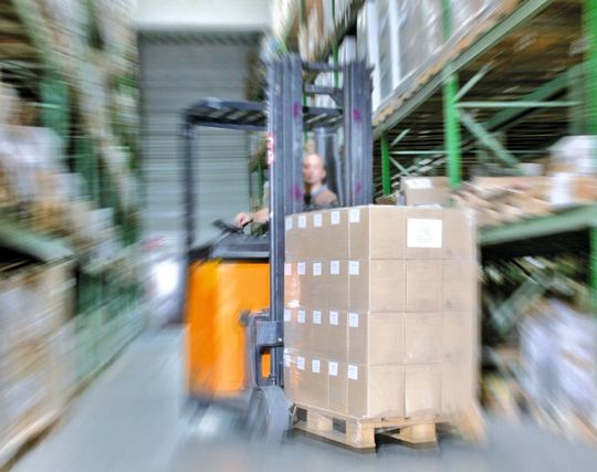 E-Kanban-Systeme veranlassen Nachschubtransporte nicht per Kanban-Karte, sondern durch eine zeitnahe Anzeige von auszuführenden Transporten an mobilen Staplerterminals. (Bild: Istec) E-Kanban-Systeme veranlassen Nachschubtransporte nicht per Kanban-Karte, sondern durch eine zeitnahe Anzeige von auszuführenden Transporten an mobilen Staplerterminals. (Bild: Istec)