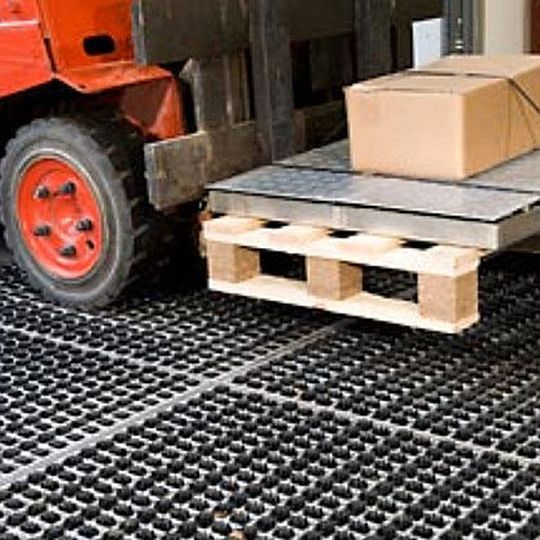 Das Reifenreinigungssystem Profilgate ist für alle gängigen Flurförderzeuge geeignet. Bild: Maschinenfabrik Heute Das Reifenreinigungssystem Profilgate ist für alle gängigen Flurförderzeuge geeignet. Bild: Maschinenfabrik Heute
