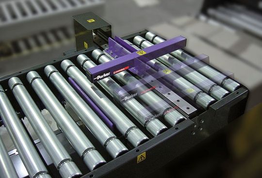 Bild 1: Pneumatisch angetriebene Schubvorrichtungen werfen zuverlässig fehlerhafte Teile aus oder schieben Werkstücke auf andere Förderbänder. (Bild: Parker) Bild 1: Pneumatisch angetriebene Schubvorrichtungen werfen zuverlässig fehlerhafte Teile aus oder schieben Werkstücke auf andere Förderbänder. (Bild: Parker)