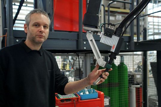 Schweißexperte Werner Karner hat bei Magna Steyr für die schwierigste Naht den CMT Advanced-Prozess eingeführt. (Bild: Fronius) Schweißexperte Werner Karner hat bei Magna Steyr für die schwierigste Naht den CMT Advanced-Prozess eingeführt. (Bild: Fronius)