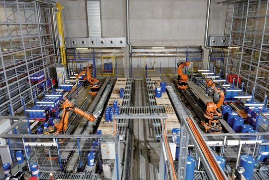 In seinem neuen Distributionslager hat ein Chemiespezialist zwei Roboterzellen eingerichtet, in denen rund um die Uhr Fässer und Kannen kommissioniert werden. Alle Prozesse werden über gängige ERP-Systeme gesteuert. (Bild: Salt Solutions) In seinem neuen Distributionslager hat ein Chemiespezialist zwei Roboterzellen eingerichtet, in denen rund um die Uhr Fässer und Kannen kommissioniert werden. Alle Prozesse werden über gängige ERP-Systeme gesteuert. (Bild: Salt Solutions)