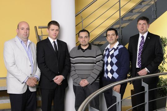 Marc Schmelzinger und Karsten Eichmüller von Systeme Helmholz mit dem Asistec-Team Marc Schmelzinger und Karsten Eichmüller von Systeme Helmholz mit dem Asistec-Team