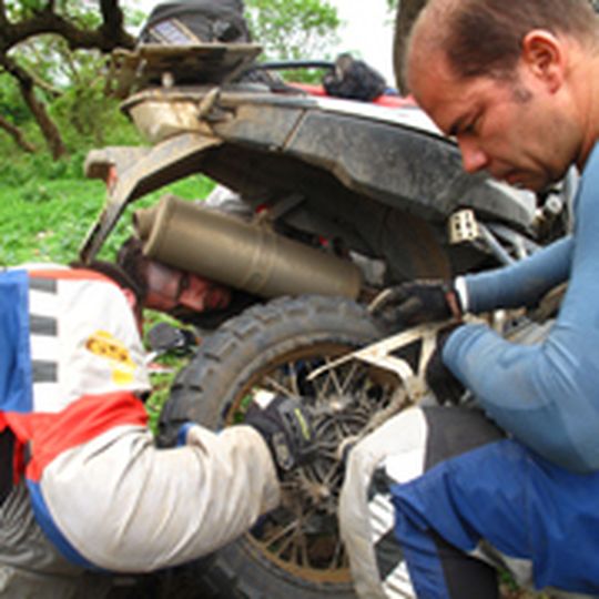Thomas Donnecker, KTM- und Suzuki-Vertragshändler aus Bad Soden-Salmünster, kämpfte mit dem Team Germany bei der BMW GS Trophy 2010 in Südafrika. Thomas Donnecker, KTM- und Suzuki-Vertragshändler aus Bad Soden-Salmünster, kämpfte mit dem Team Germany bei der BMW GS Trophy 2010 in Südafrika.