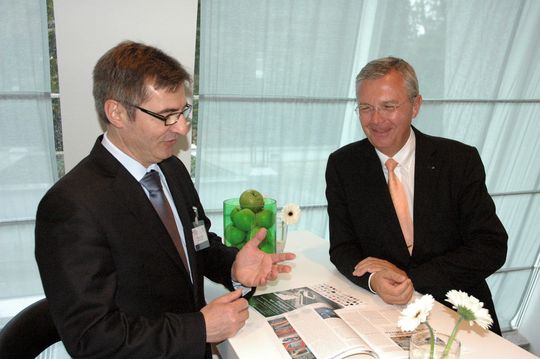 Dematic-Vertriebsleiter Thomas Metz (links) und Prof. Dr. Michael ten Hompel, Leiter des Fraunhofer Instituts für Materialfluss und Logistik (IML) erklären die zellulare Intralogistik mit ihren autonom agierenden Shuttle-Fahrzeugen. (Bild: Unruh) Dematic-Vertriebsleiter Thomas Metz (links) und Prof. Dr. Michael ten Hompel, Leiter des Fraunhofer Instituts für Materialfluss und Logistik (IML) erklären die zellulare Intralogistik mit ihren autonom agierenden Shuttle-Fahrzeugen. (Bild: Unruh)