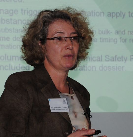 Dr. Birgit Sokull-Klüttgen von der Europäischen Kommission (Joint Research Centre, JRC) gab einen kurzen Überblick über die für Nanotechnologie relevante europäische Rechtsprechung mit einem Schwerpunkt auf REACH. Dr. Birgit Sokull-Klüttgen von der Europäischen Kommission (Joint Research Centre, JRC) gab einen kurzen Überblick über die für Nanotechnologie relevante europäische Rechtsprechung mit einem Schwerpunkt auf REACH.