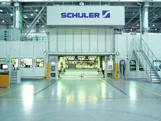 Bild 1: Durch perfekt synchronisierte Anlagenkomponenten können die eingesetzten Monoblock-Servopressen ihre ganze Stärke (630 und 800 t) ausspielen. (Bild: Schuler) Bild 1: Durch perfekt synchronisierte Anlagenkomponenten können die eingesetzten Monoblock-Servopressen ihre ganze Stärke (630 und 800 t) ausspielen. (Bild: Schuler)