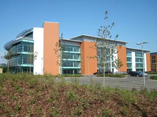 Headquarter von Aesica im englischen Newcastle upon Tyne. Für das britische Unternehmen ist die Übernahme der UCB-Standorte die erste Akquisition außerhalb Großbritanniens. (Bild: Aesica)