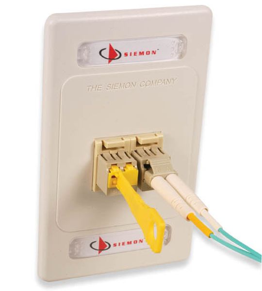 Die LockIT Portverriegelung von Siemon rastet sicher in jeden standardmäßigen LC-Port ein Die LockIT Portverriegelung von Siemon rastet sicher in jeden standardmäßigen LC-Port ein
