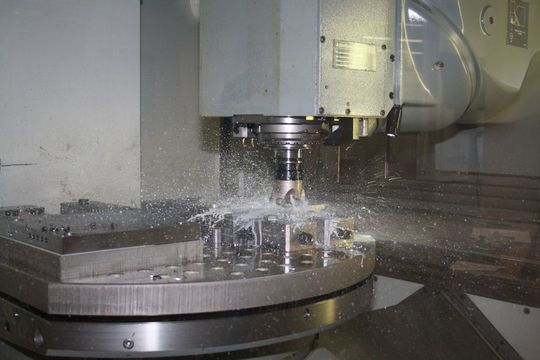Wie Henkel mitteilt, ist es nach intensiver Entwicklungsarbeit gelungen, eine mikrobiologisch robuste Rezeptur des Kühlschmierstoffs zu formulieren, die ohne jeglichen Zusatz oder Nachkonservierung von Bakteriziden (wie Formaldhyedabspalter) auskommt. (Bild: Henkel) Wie Henkel mitteilt, ist es nach intensiver Entwicklungsarbeit gelungen, eine mikrobiologisch robuste Rezeptur des Kühlschmierstoffs zu formulieren, die ohne jeglichen Zusatz oder Nachkonservierung von Bakteriziden (wie Formaldhyedabspalter) auskommt. (Bild: Henkel)