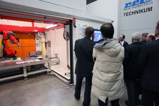 Die Teilnehmer des Reis-Infotages waren von der hohen Produktivität des Laserschweißens mit Robotern beeindruckt. (Bild: Reis) Die Teilnehmer des Reis-Infotages waren von der hohen Produktivität des Laserschweißens mit Robotern beeindruckt. (Bild: Reis)