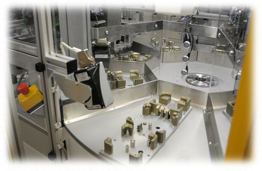 Mit den standardisierten CNCell-Rundtaktischen können vier, acht oder mehr Prozesse auf einer Bodenfläche von nur 1400 mm x 1400 mm bedient werden (Bild: Scheugenpflug) Mit den standardisierten CNCell-Rundtaktischen können vier, acht oder mehr Prozesse auf einer Bodenfläche von nur 1400 mm x 1400 mm bedient werden (Bild: Scheugenpflug)