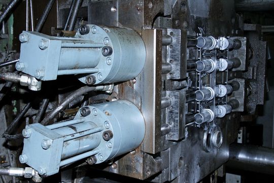 Für Kernzüge wurden Hydraulikzylinder konzipiert, die auf kurzem Weg hohe Kräfte aufbringen. Der größte Teil des Kolbenhubs ist bezüglich Geschwindigkeit und Energieeinsparung optimiert. (Bild: Hydropneu)