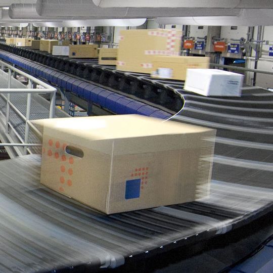 Das Materialfluss-System bei Integra2 besteht aus einer 930 m langen Exprexorter-Schleife mit elf Zuführlinien und 98 Sortierausgängen. Bild: Vanderlande Industries Das Materialfluss-System bei Integra2 besteht aus einer 930 m langen Exprexorter-Schleife mit elf Zuführlinien und 98 Sortierausgängen. Bild: Vanderlande Industries