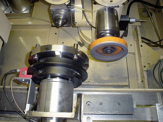 Das modifizierte, trockene Pendelschleifen − Pendelhub mit Topfscheibe bei gleichzeitiger Drehbewegung des Werkstücks − führt beim Schleifen von Cermets auch zu einer höheren Oberflächenqualität im Vergleich zum herkömmlichen Verfahren. (Bild: ISF)